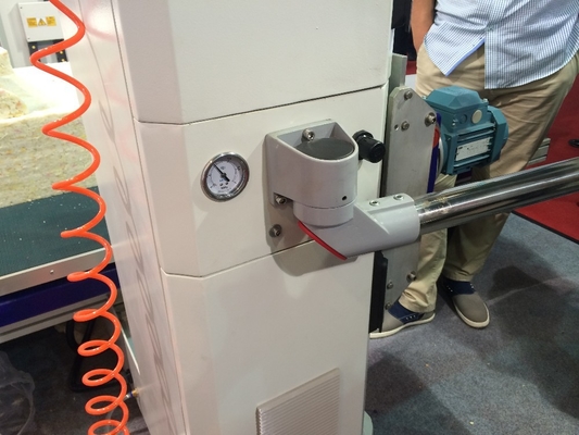 스펀지를 위한 수평식 4 kw 380V 진동식 날 절단기